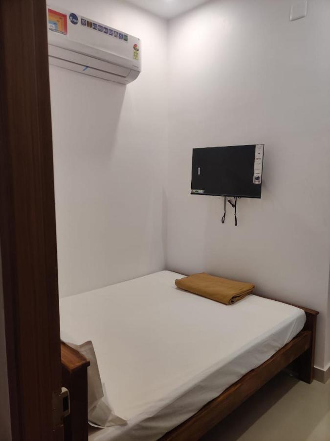Sri Balaji Lodging Hotel Tiruchchendur Exterior photo