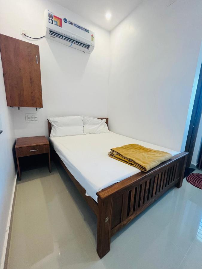 Sri Balaji Lodging Hotel Tiruchchendur Exterior photo