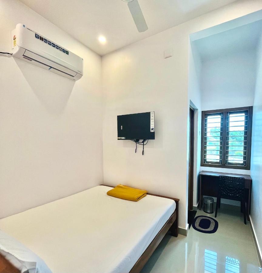 Sri Balaji Lodging Hotel Tiruchchendur Exterior photo